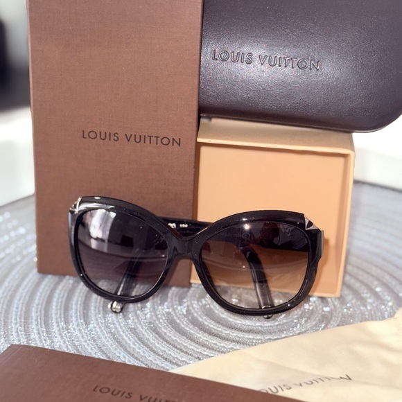 Louis Vuitton Black Oversized Sunglasses with Gradient Lenses - Picture 1 of 9
